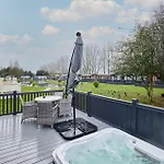 度假居 Country With Hot Tub 约克